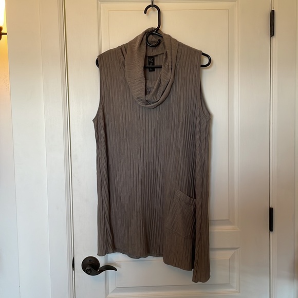 Focus Casual Life lagenlook cowl neck sleeveless pleated tunic - Picture 5 of 8